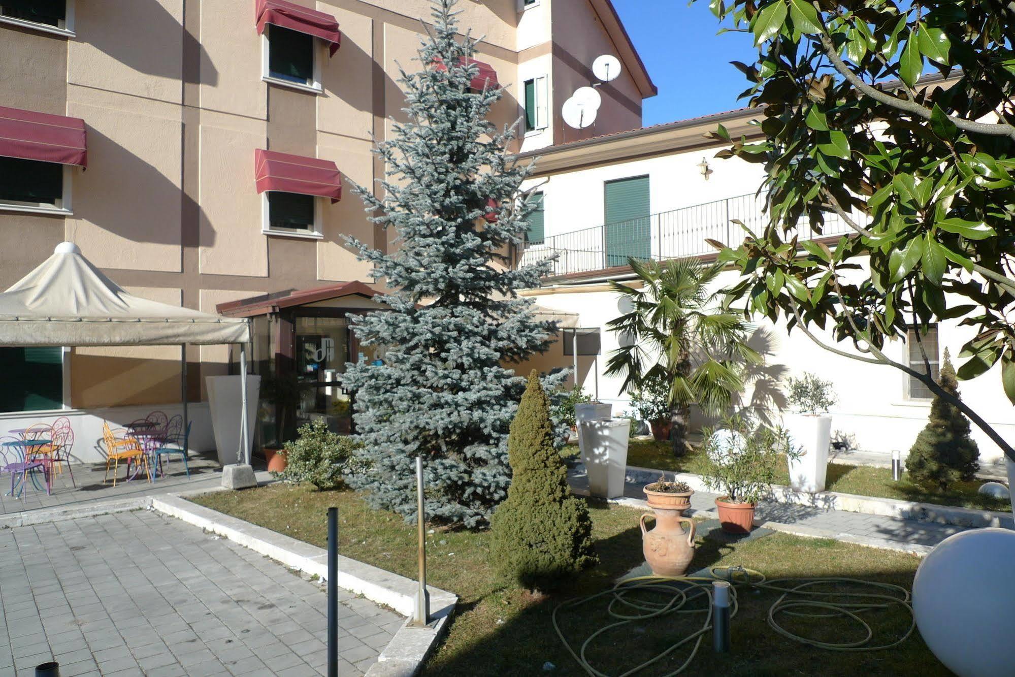 Hotel De Meis Capistrello Exterior photo